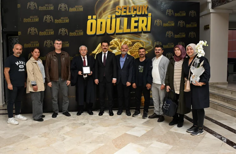 Yüksekokul Müdürümüz Prof. Dr. Rüştü GÜNTÜRKÜN’e “Üniversitemizi Temsil” Ödülü